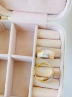 ANEL LISTRAS RETAS BANHO DOURADO