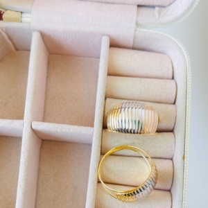 ANEL LISTRAS RETAS BANHO DOURADO