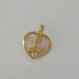 PINGENTE MADREPEROLA LETRA CURSIVA BANHO DOURADO