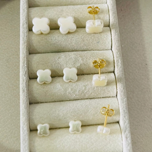 BRINCO TRIO TREVO PEROLA BANHO DOURADO