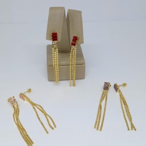 BRINCO TRES ZIRC RET C/ TRES COR BANHO DOURADO