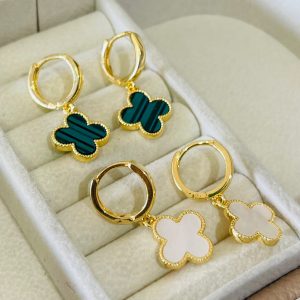 ARGOLA TREVO MADREPEROLA BANHO DOURADO