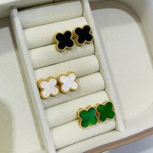 BRINCO TREVO MADREPEROLA BANHO DOURADO