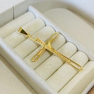 PINGENTE CRUCIFIXO CENTRO FRIZ. BANHO DOURADO