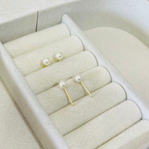 BRINCO PEROLA COMPLETA BANHO DOURADO