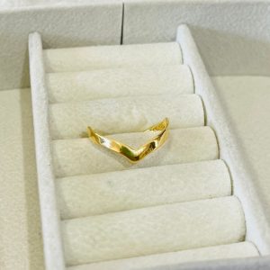 ANEL FORMATO V BANHO DOURADO