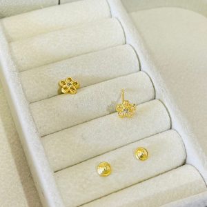 BRINCO BP FLOR C/ UMA ZIRC. BANHO DOURADO