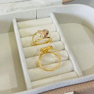 ANEL RELEVO CORACAO C/ RHODIUM. BANHO DOURADO