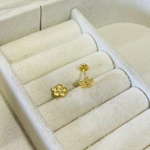 BRINCO BP FLOR 6MM ABAULADA BANHO DOURADO