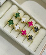 BRINCO TREVO PEQ. CORES BANHO DOURADO