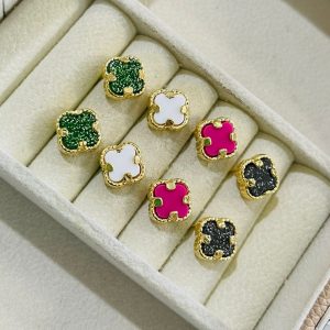 BRINCO TREVO PEQ. CORES BANHO DOURADO