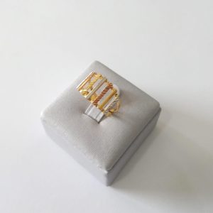 ANEL  LISTRAS FRIZ. C/ RHODIUM BANHO DOURADO