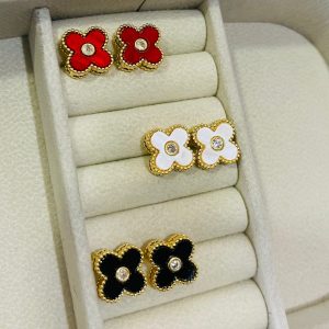 BRINCO TREVO MADREPEROLA BANHO DOURADO