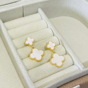 BRINCO TREVO MADREPEROLA BANHO DOURADO