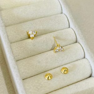 BRINCO BP FLOR TRES PETALAS C/ ZIRC. BANHO DOURADO