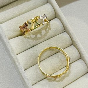 ANEL TRES LACO FRIZ. C/ RHODIUM SM BANHO DOURADO