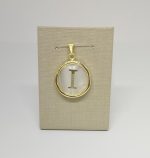 PINGENTE  LETRAS MADREPEROLA BANHO DOURADO