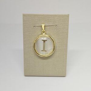 PINGENTE  LETRAS MADREPEROLA BANHO DOURADO