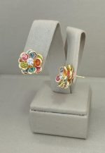 BRINCO FLOR COLORIDA BANHO DOURADO