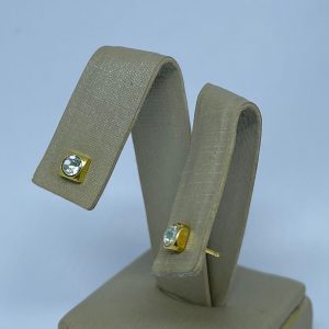 BRINCO QUADRADO BANHO DOURADO