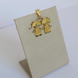PINGENTE DUAS MENINAS CM DETALHES BANHO DOURADO