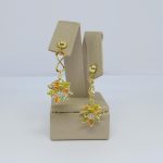 BRINCO PEN. FLOR COLORIDA C/ ZIRC. BANHO DOURADO