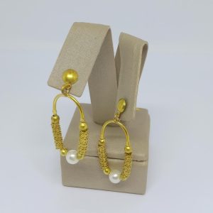 BRINCO PEND. OVAL COM FRIZO BOLAS LISAS E UMA PEROLA BRUTO