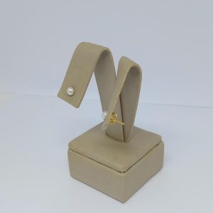 BRINCO MEIA PEROLA 4MM BANHO DOURADO