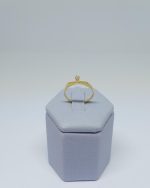 ANEL SOLITARIO CENTRO QUAD. FRIZ. BANHO DOURADO