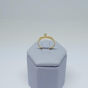 ANEL SOLITARIO CENTRO QUAD. FRIZ. BANHO DOURADO