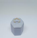 ANEL SOLITARIO 4 GARRAS C DETALHES BANHO DOURADO