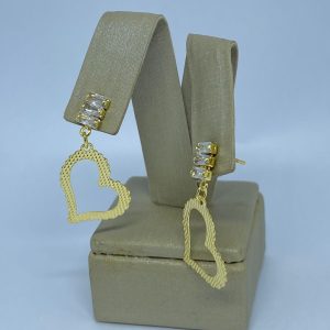 BRINCO TRES ZIRC. E CORACAO FRIZ. BANHO DOURADO