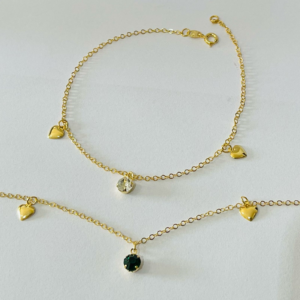 TORNOZELEIRA UMA PEDRA DOIS CORAC. BANHO DOURADO
