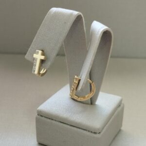 ARGOLA CRUZ CRAV. NA LATERAL BANHO DOURADO