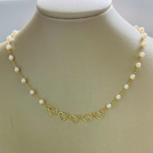 CHOKER PEROLAS E CORACOES VAZ. BANHO DOURADO