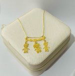 PINGENTE DOIS MENINOS E UMA MENINA FRIZ BANHO DOURADO