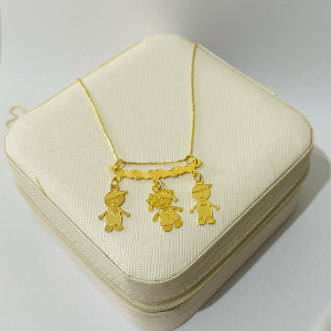PINGENTE DOIS MENINOS E UMA MENINA FRIZ BANHO DOURADO