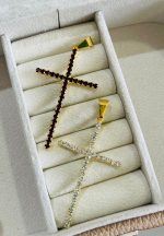 PINGENTE CRUCI. TODO DE PEDRAS BANHO DOURADO