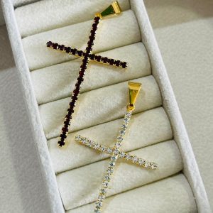 PINGENTE CRUCI. TODO DE PEDRAS BANHO DOURADO