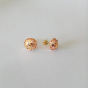 BRINCO PEROLADO DESENHO FLOR BANHO DOURADO