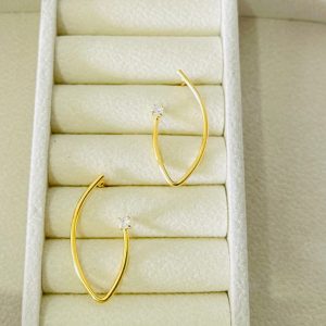 BRINCO FIO LISO C/ UMA PEDRA BANHO DOURADO