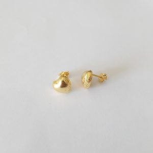 BRINCO CORACAO LISO TRAB. NA LATERAL BANHO DOURADO